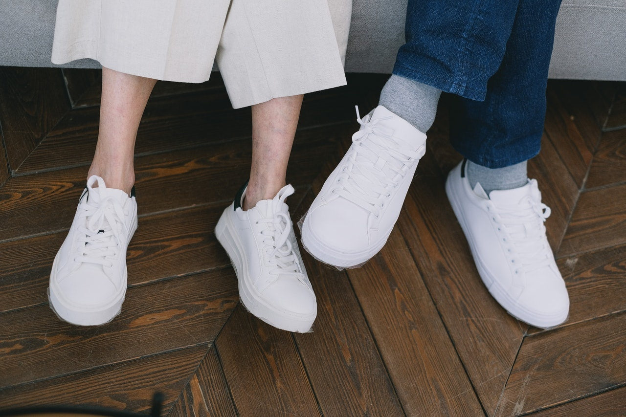 Hoe krijg je witte schoenen of sneakers weer wit?