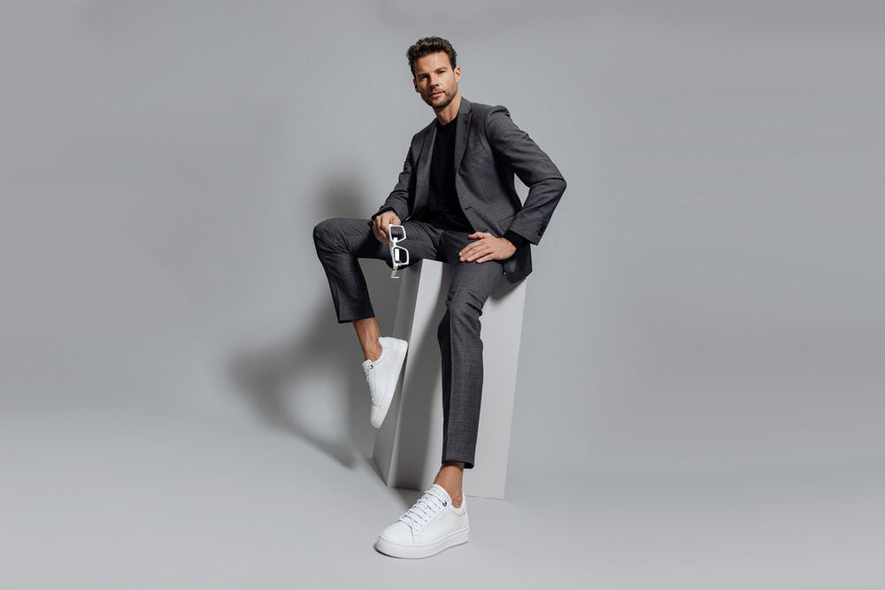 Witte sneakers onder heren pak – Mag dat nog?