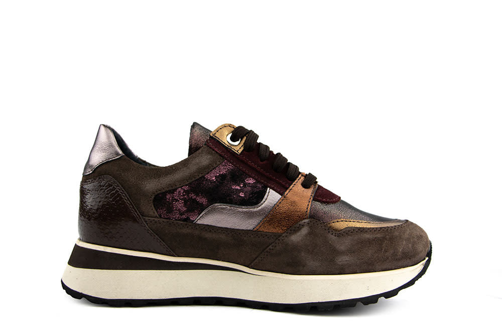Footnotes Sneaker Elke Brown Metal Print