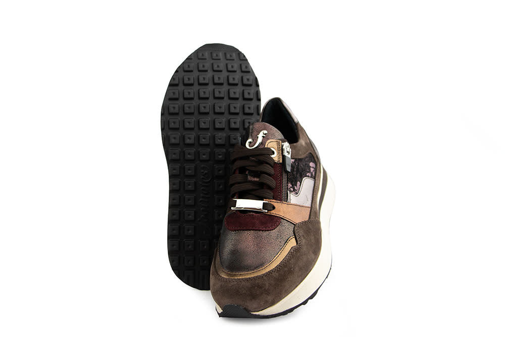 Footnotes Sneaker Elke Brown Metal Print