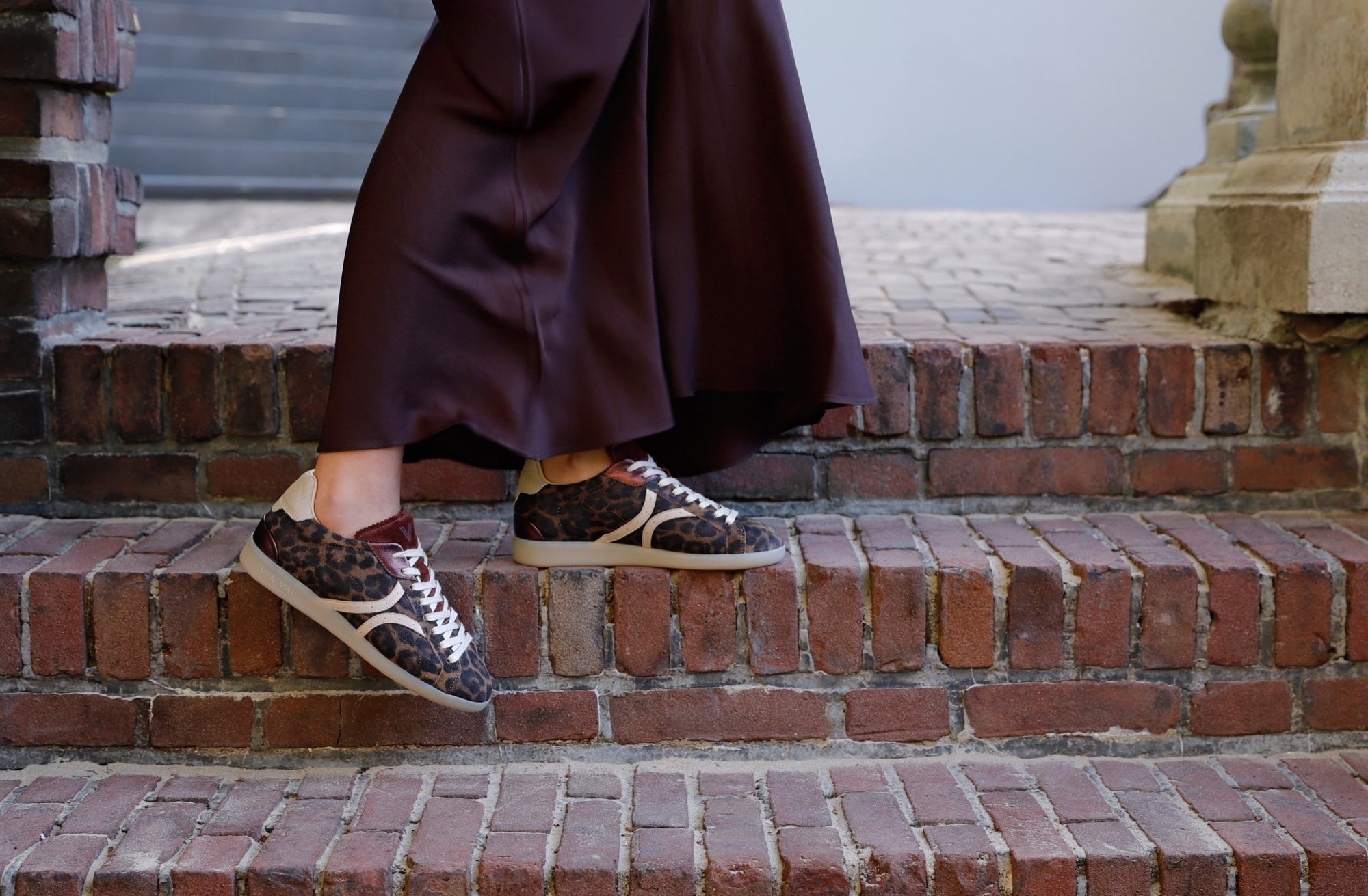 Damessneakers op een bakstenen trap