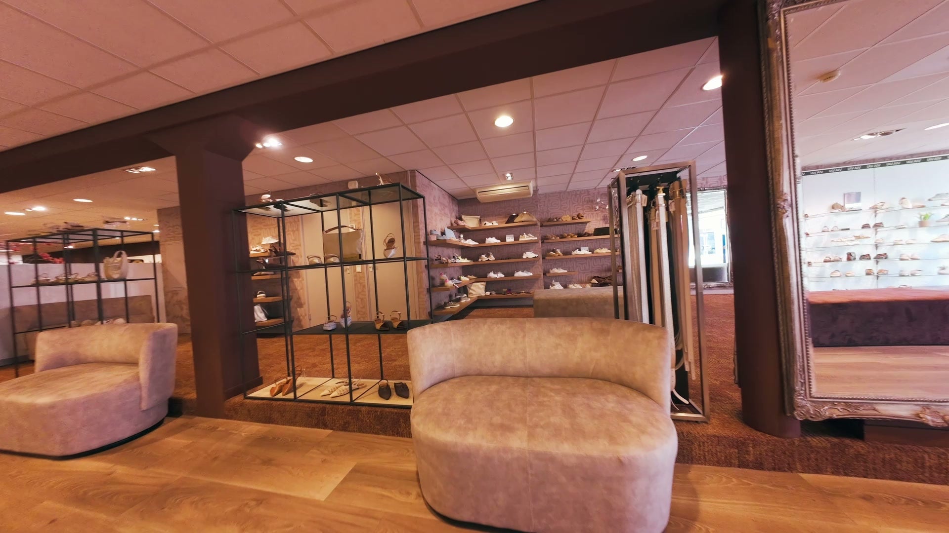 Het interieur van Steenbergen Schoenen aan de Haarstraat in Rijssen