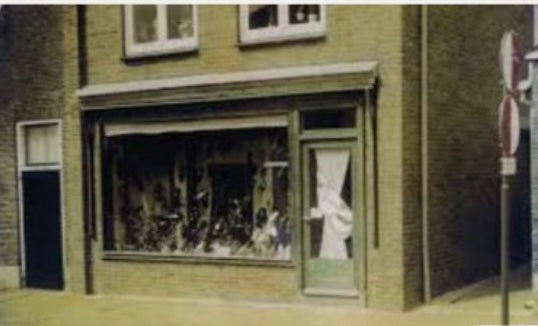 1957 — het pand aan de Haarstraat 54 met etalage